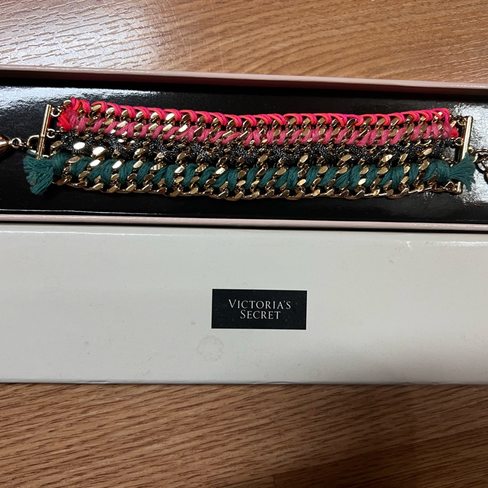 Victoria Secret Bracelet nwot but comes with box